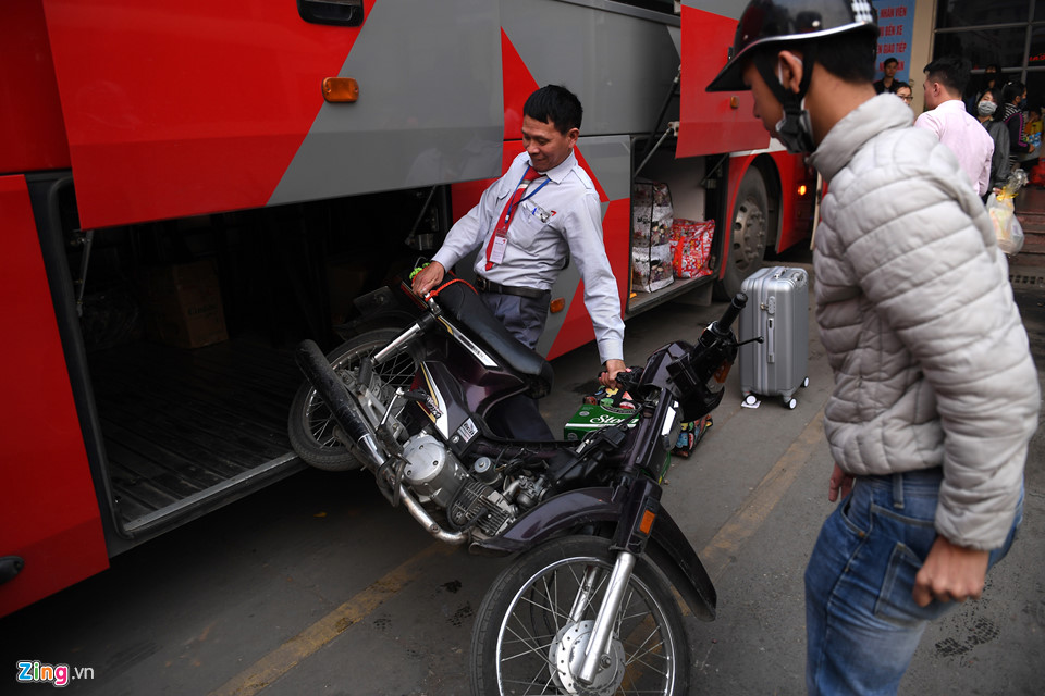 Lỉnh kỉnh tivi, cành đào về quê ăn Tết sau ngày làm việc cuối cùng